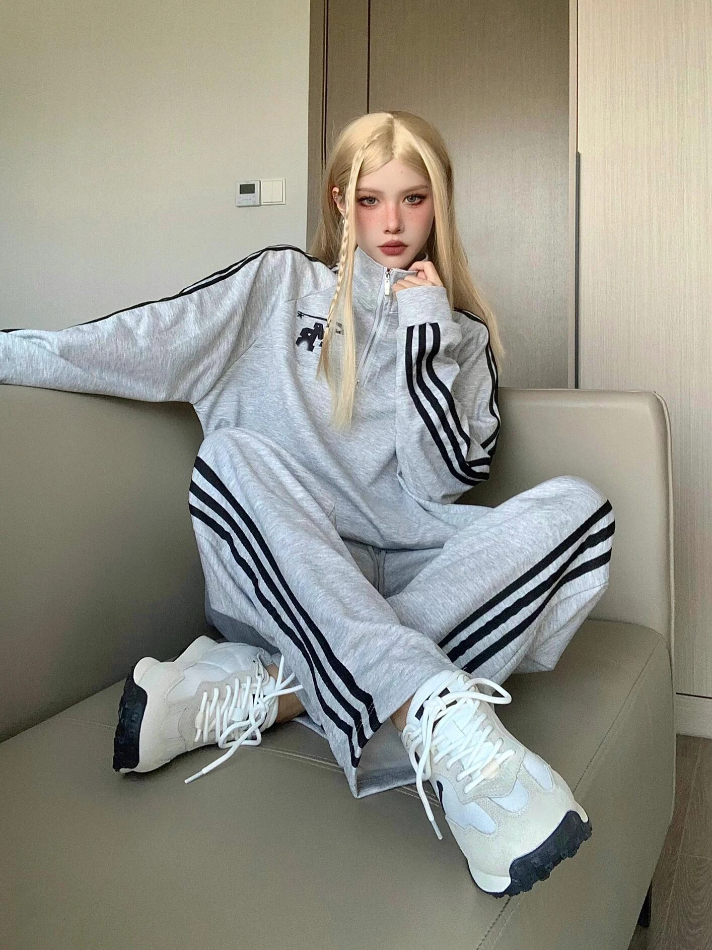 

Американский ретро-спортивный костюм для женщин: весенне-осенний свободный комплект из двух предметов для стройности и модного уличного стиля