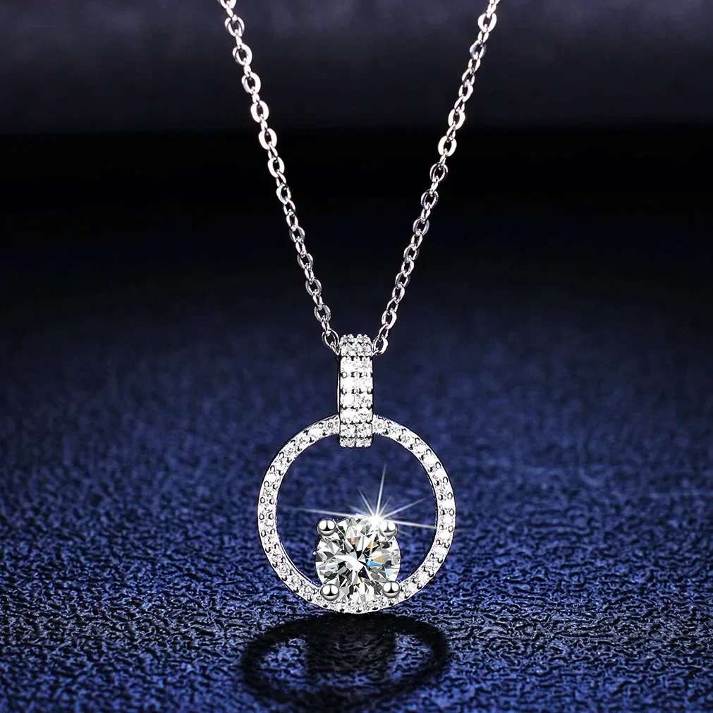 

Luxury Platinum Pendants 1 Carat Moissanite Diamond Necklace Fashion V-shaped Round Bag Collarbone Chain Pt950 Wedding Jewelry