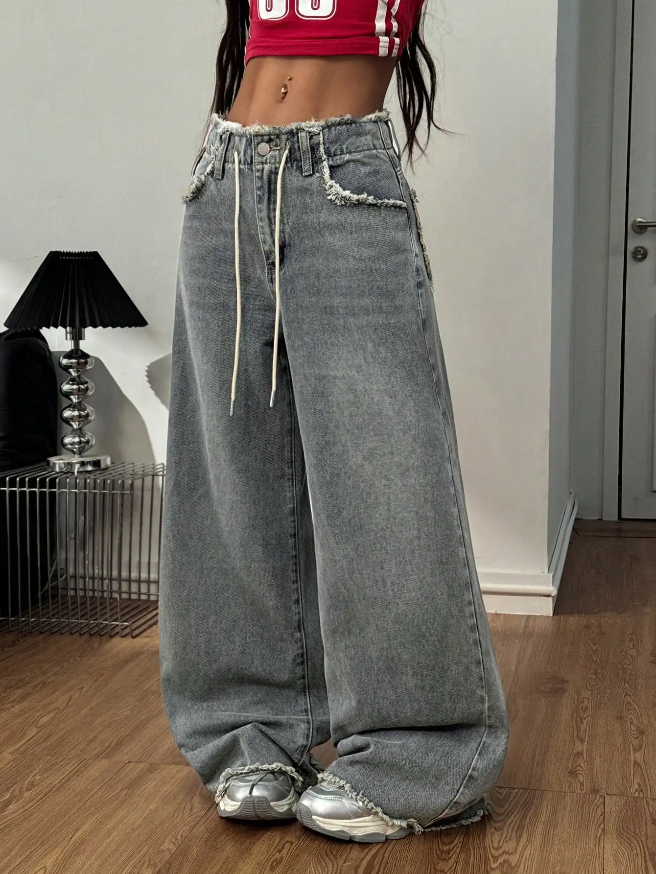 

Джинсы из денима с широкими штанинами, на шнурке на талии и с рваным низом