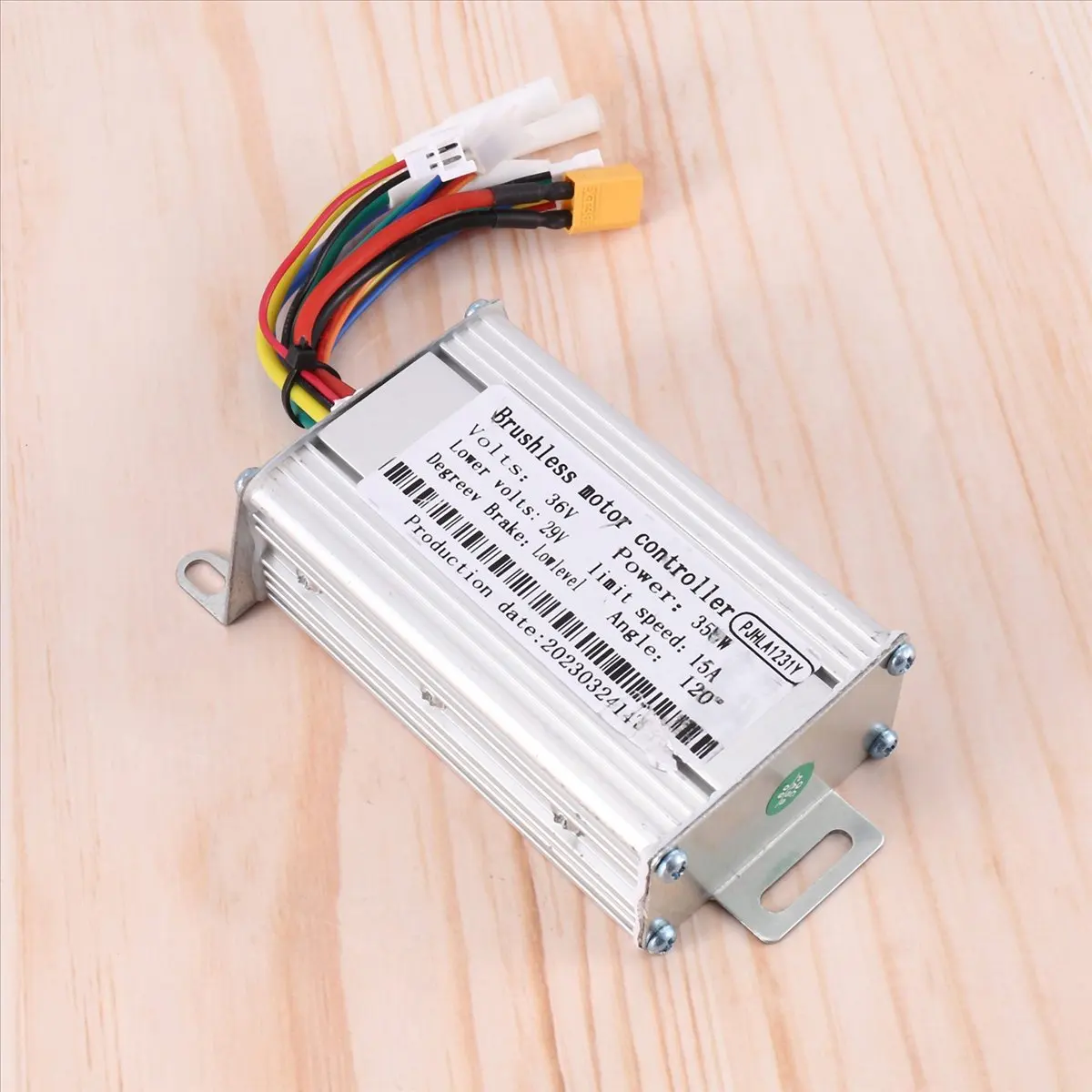 

Аксессуары для электросамоката Athletic M365: контроллер 36В 350Вт, Bluetooth-приложение, акселератор, передние и задние фонари, ручной тормоз.