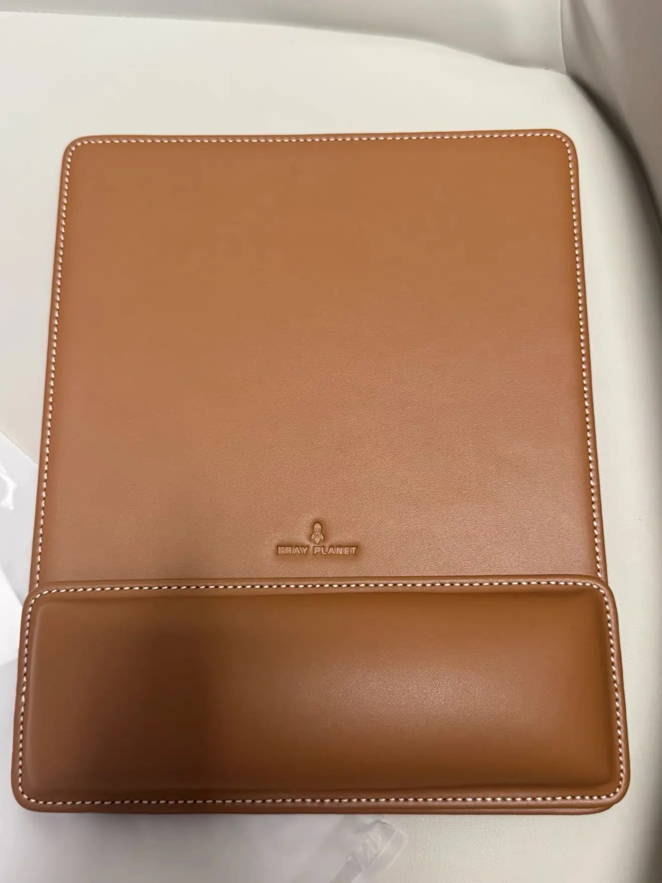Thickened genuine leather mouse pad with wrist support, soft and comfortable.