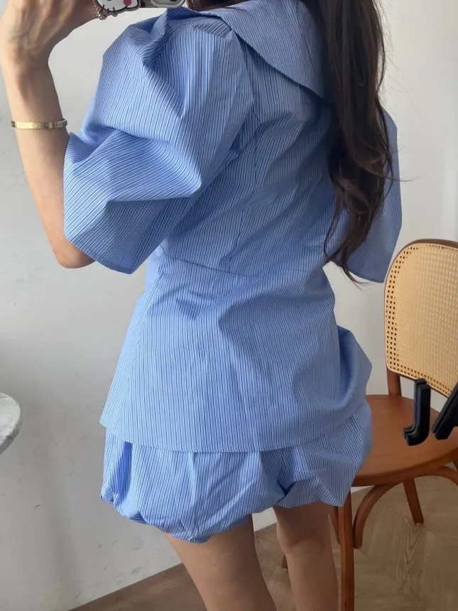 Set atasan dan bawahan wanita musim panas bergaya kasual, motif garis-garis, kerah lipat, kancing, atasan dengan ikat pinggang, celana panjang model bunga, dua potong.