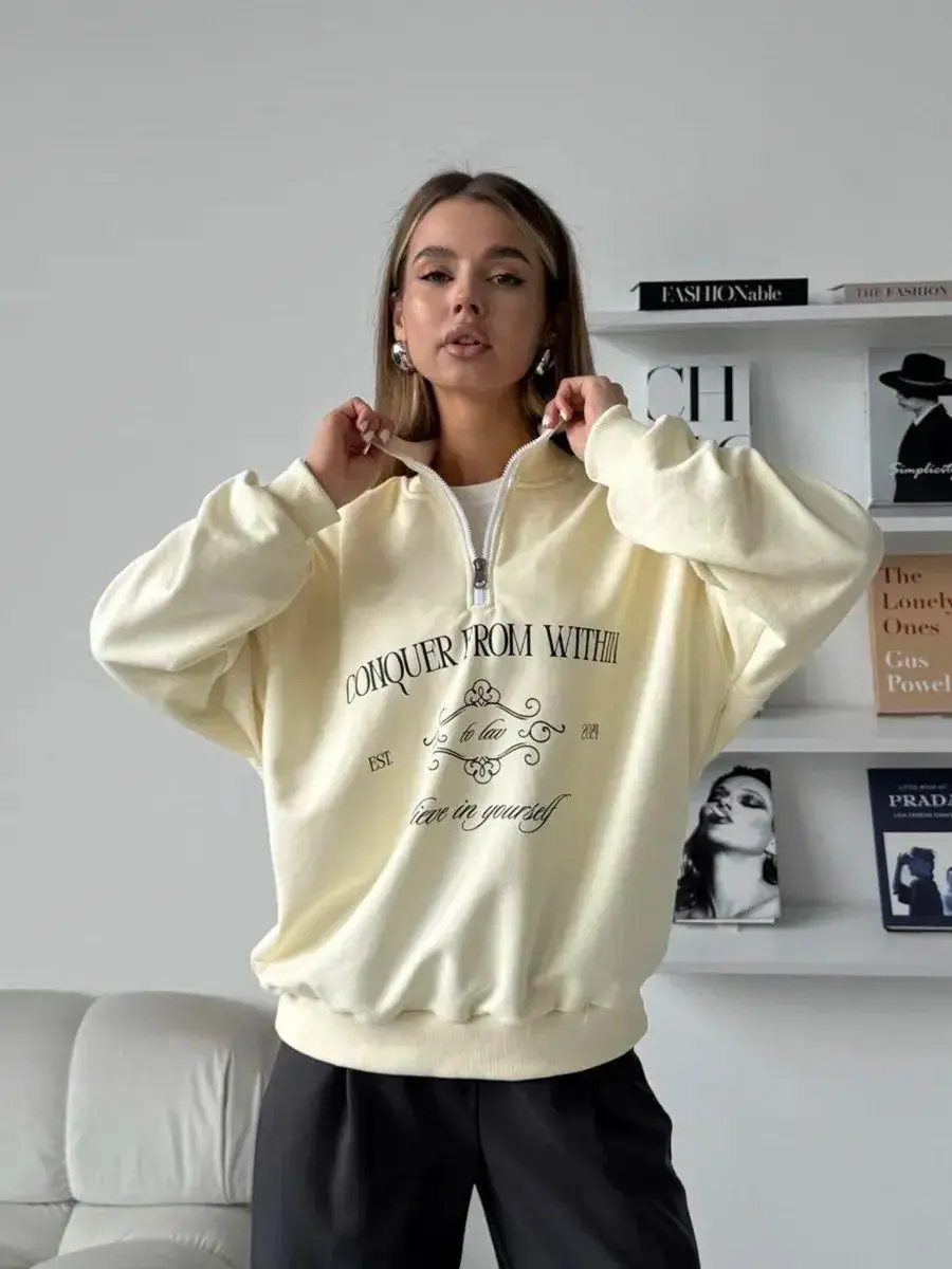 T2K Aesthetic College นักเรียนยืนครึ่งเปิดซิปเสื้อกันหนาว Retro Letter พิมพ์เสื้อแขนยาวฤดูใบไม้ร่วงหลวมกีฬา