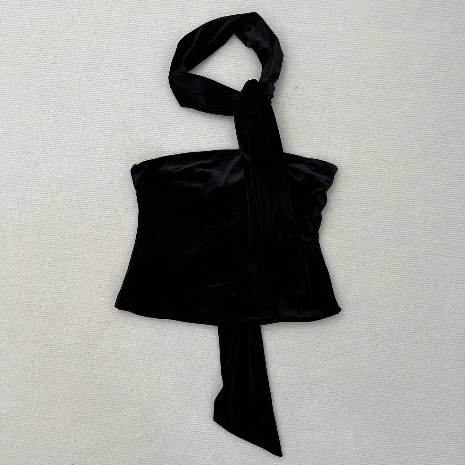 Kar&Otza Women's 2024 Autumn/Winter New Velvet Black Scarf with Hanging Neck, Open Back, Fashionable and Sexy strapless Top