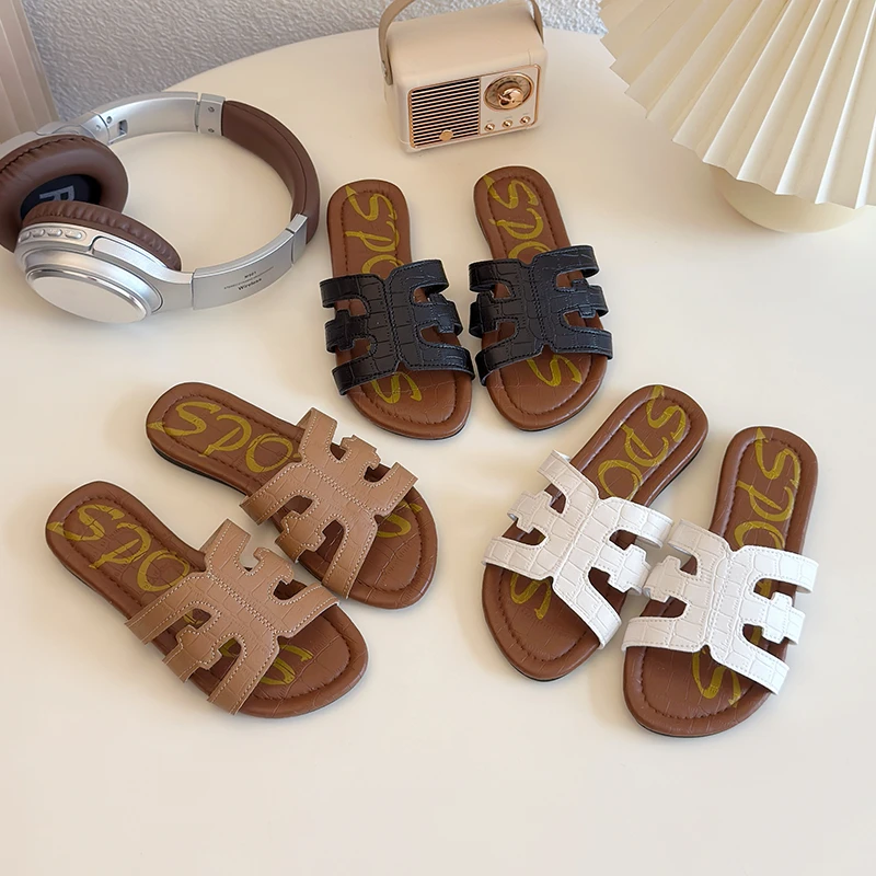 

Summer 2025 New Children Designer Brand Flat Slippers Girls with Comfortable Kids Beach Shoes Casual Slippers Outdoor Sandals
