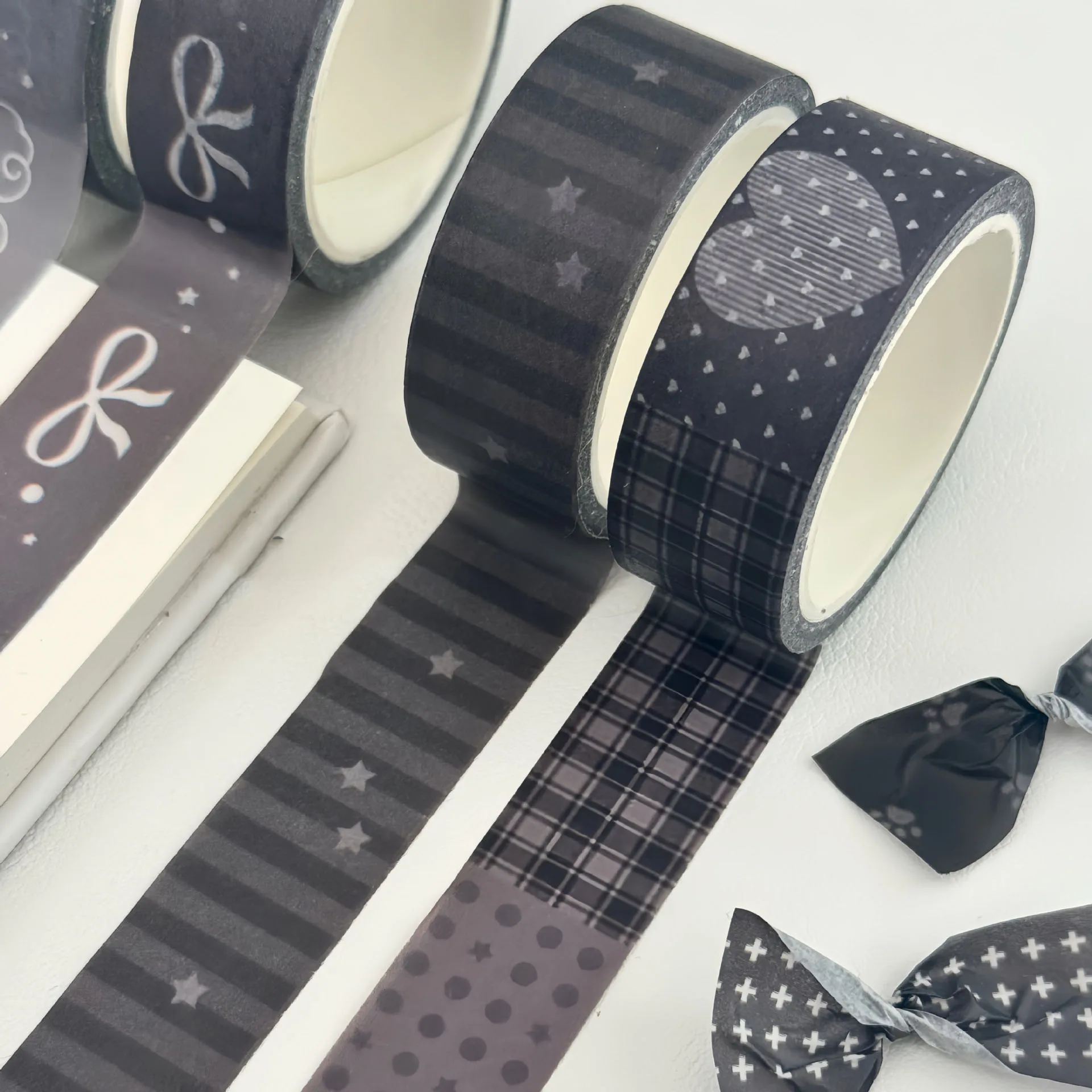 4 Rollen Koreanisches Ästhetisches Schwarz-Graues Washi-Tape mit Schleifen-, Wolken-, Stern- und Herz-Motiven, Dekoratives Maskierband für Tagebuch, Scrapbooking und Schreibwaren – Detail 5