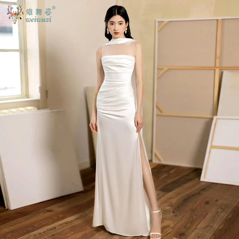 新しいフレンチスタイルのブルーのストラップレスの婚約イブニングドレス、エレガントなサテンのサイドスリットとバックレスチェーンのキンセニエラドレス