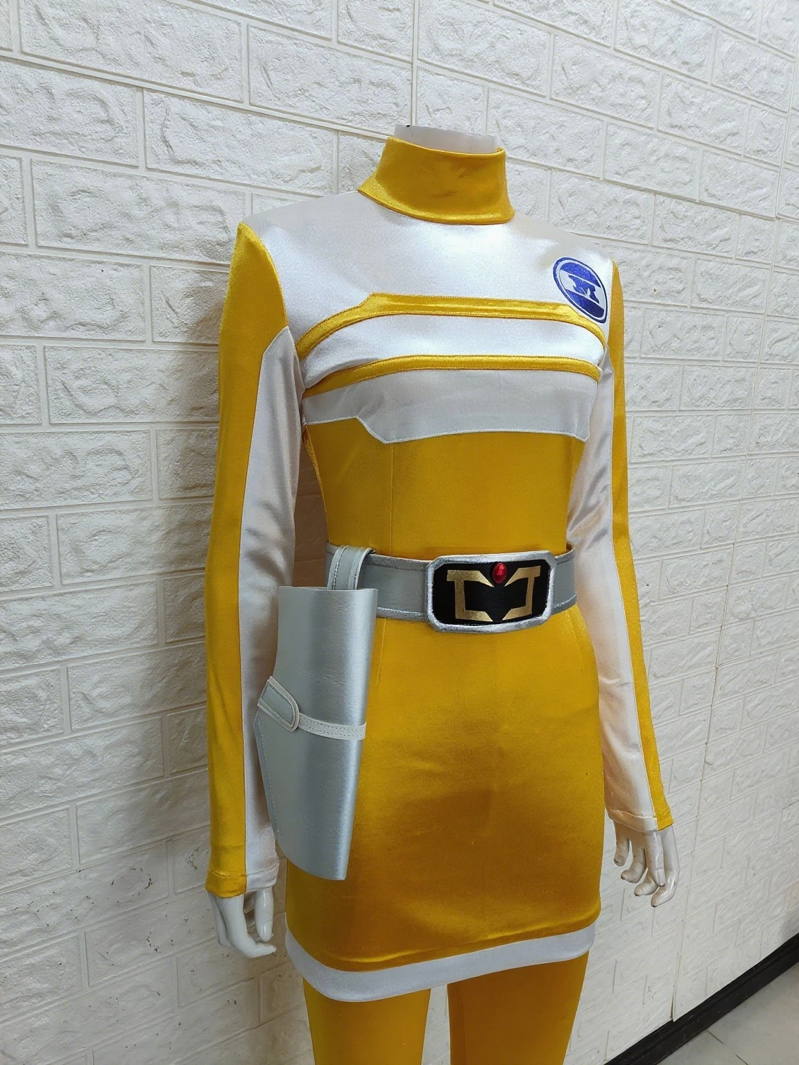 بدلة توكوساتسو المثير جيجا سينتاي هيرو باللونين الوردي والأبيض من الساتان سينتاي أزياء تنكرية بدون خوذة للعب الأدوار بدلة كوميك كون