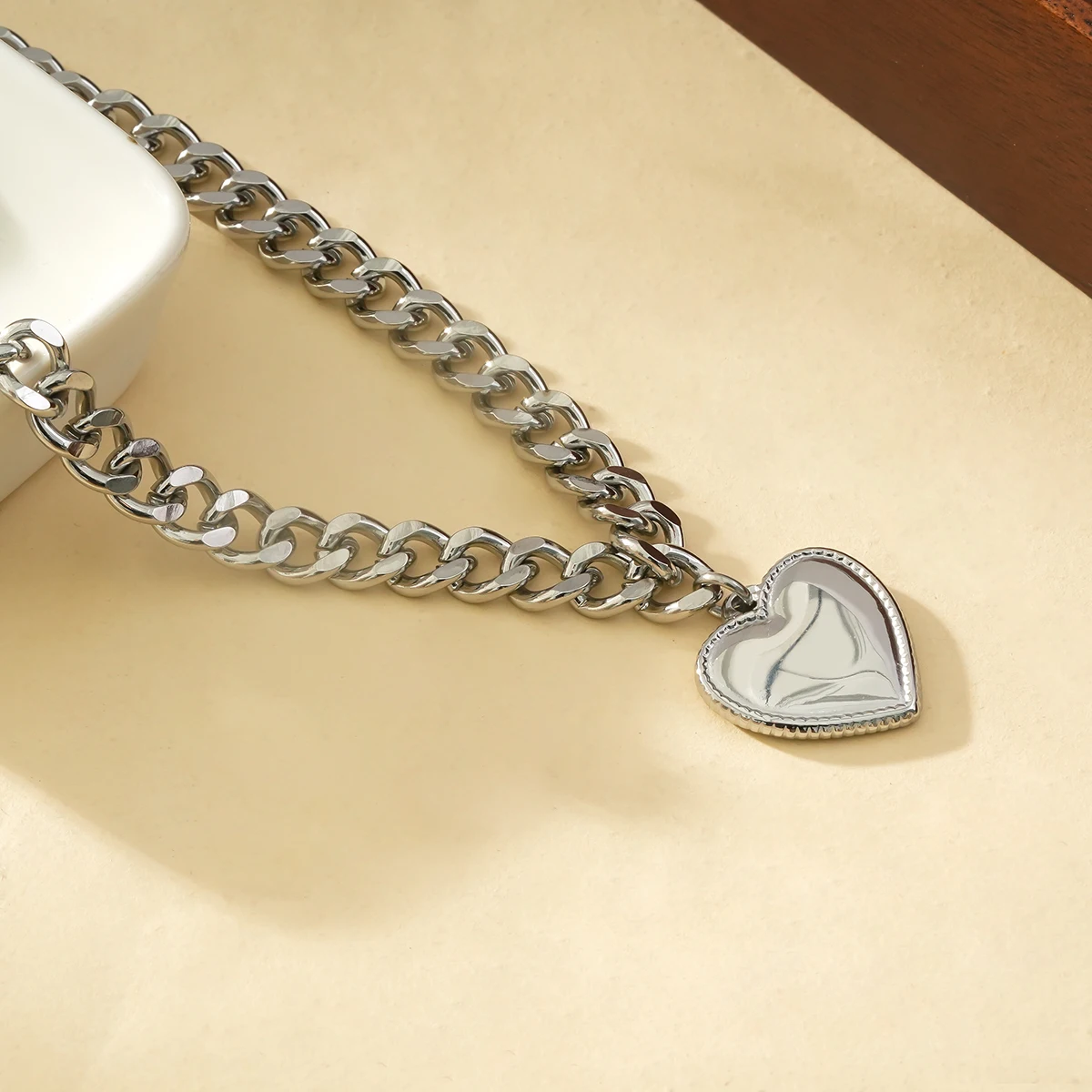 fashionable stainless steel necklace is suitable for couples on dates, daily commutes, and women of all ages.