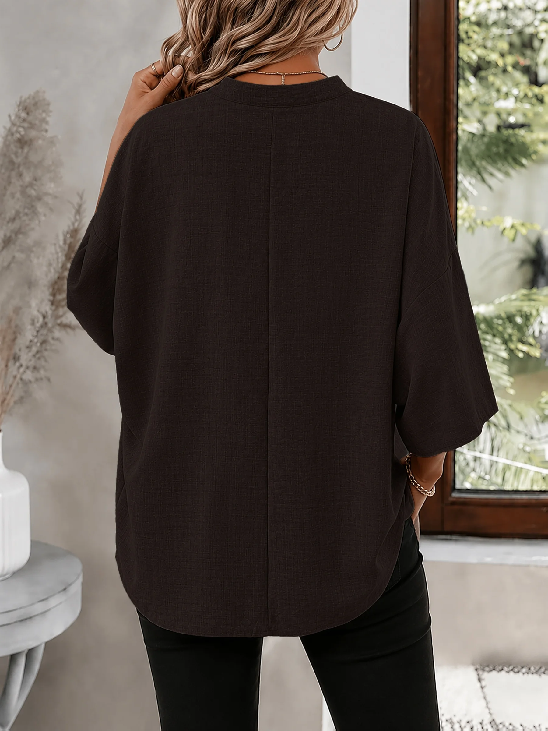 Stilvolles Tunika-Oberteil für Damen in Übergrößen mit elegantem V-Ausschnitt und bequemer Passform – Detail 5