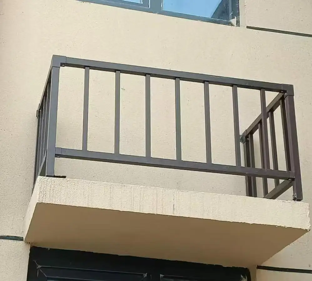 حلول أمان مخصصة ممتازة لحمام السباحة والشرفة ودرابزين الدرج بإطار من الألومنيوم المتين المطلي بالضغط من الخشب المعالج للمنازل