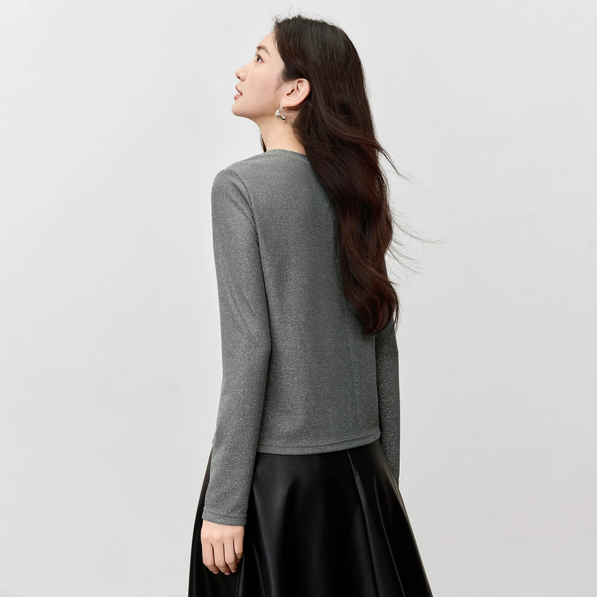 SENTUBILA المرأة لامع شين متماسكة تي شيرت 2025 الخريف الجولة الرقبة سليم تيشيرت ضيق بأكمام طويلة تخفيف بسيط الأعلى 153TN2710