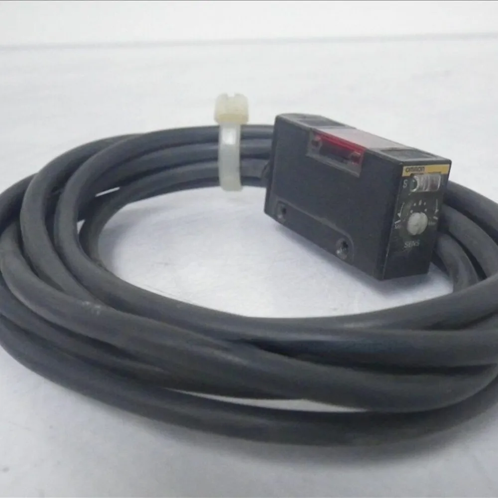 

1PCS New E3S-AD81 E3SAD81 photoelectric switch sensor