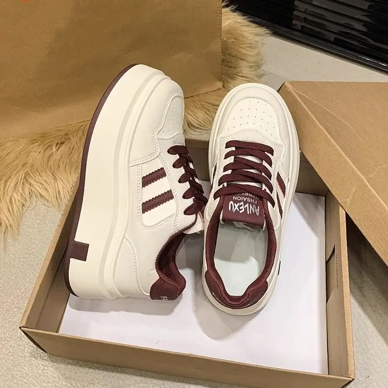 

Женские белые кроссовки на массивной платформе 2025 года, дизайн на толстой подошве, удобная модная уличная одежда ​