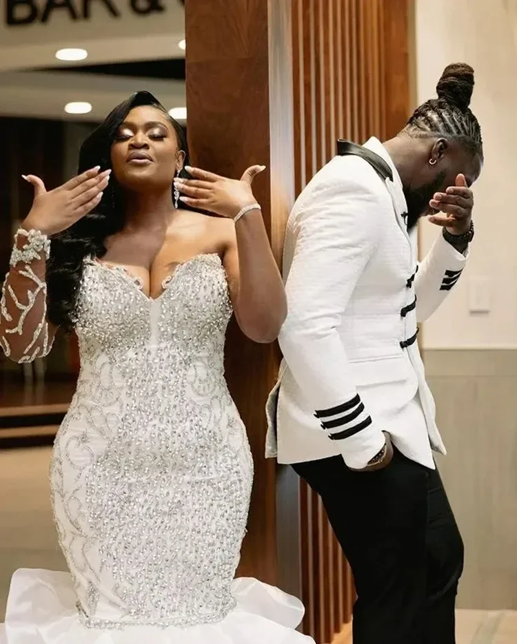 맞춤형 스위트하트 핸드워크 크리스탈 비즈 웨딩 드레스 신부용 채플 로브 드 마리에 아프리카 오간자 티어드 브라이덜 가운