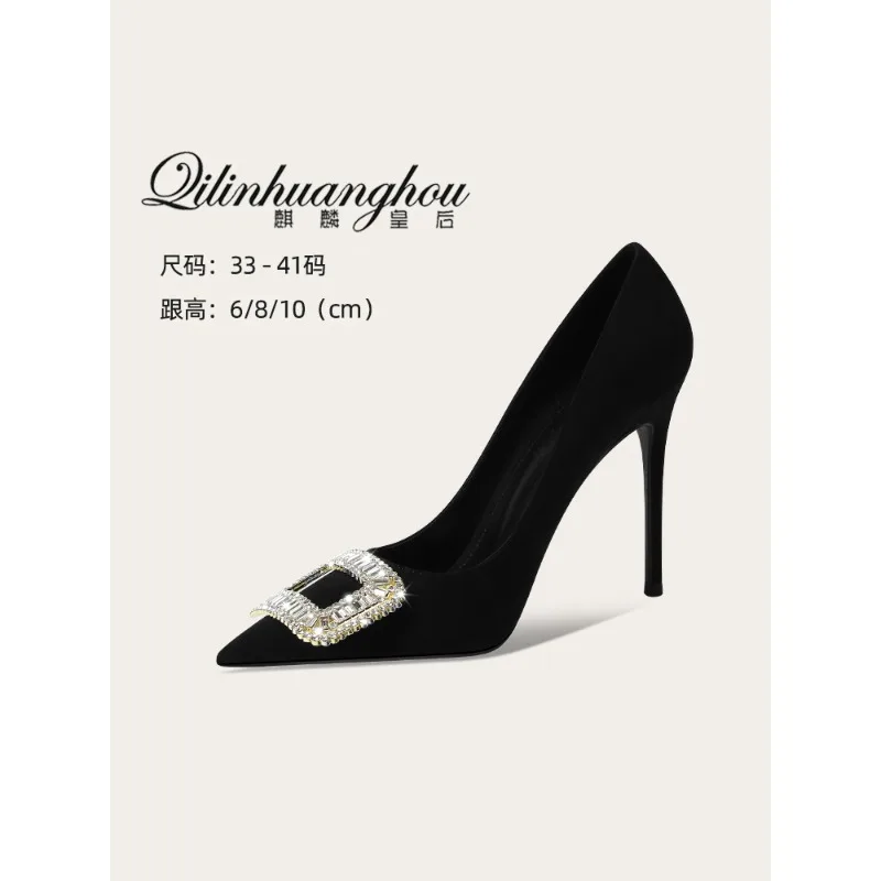 

Черные замшевые туфли на высоком каблуке, тонкие нишевые каблуки и удобный дизайн и профессиональные одиночные туфли с квадратной пряжкой и бриллиантами.