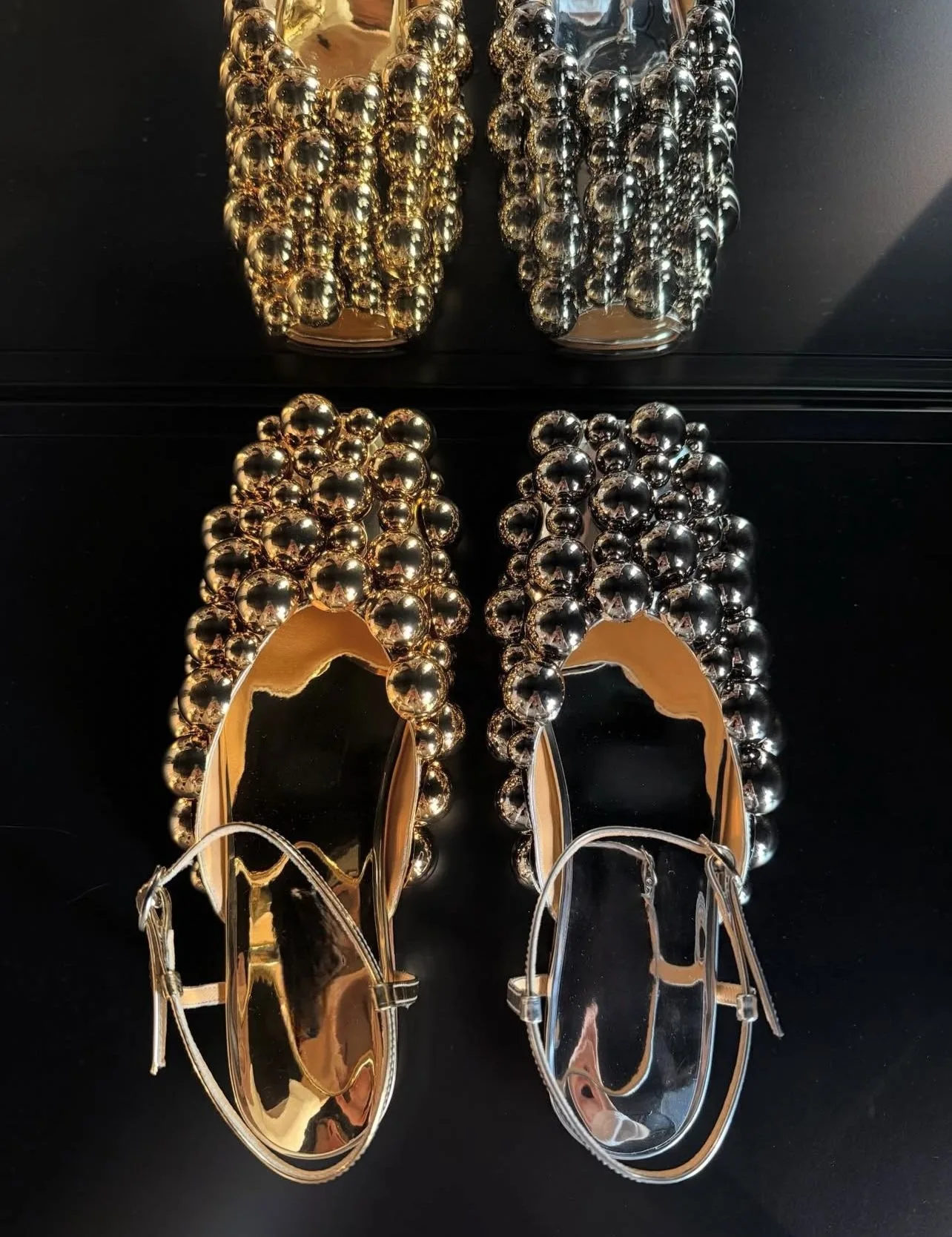 Sandalias planas de verano con punta abierta, perlas metálicas, diseño de hebilla y correa, tallas grandes, informales, para mujer, en oro y plata.