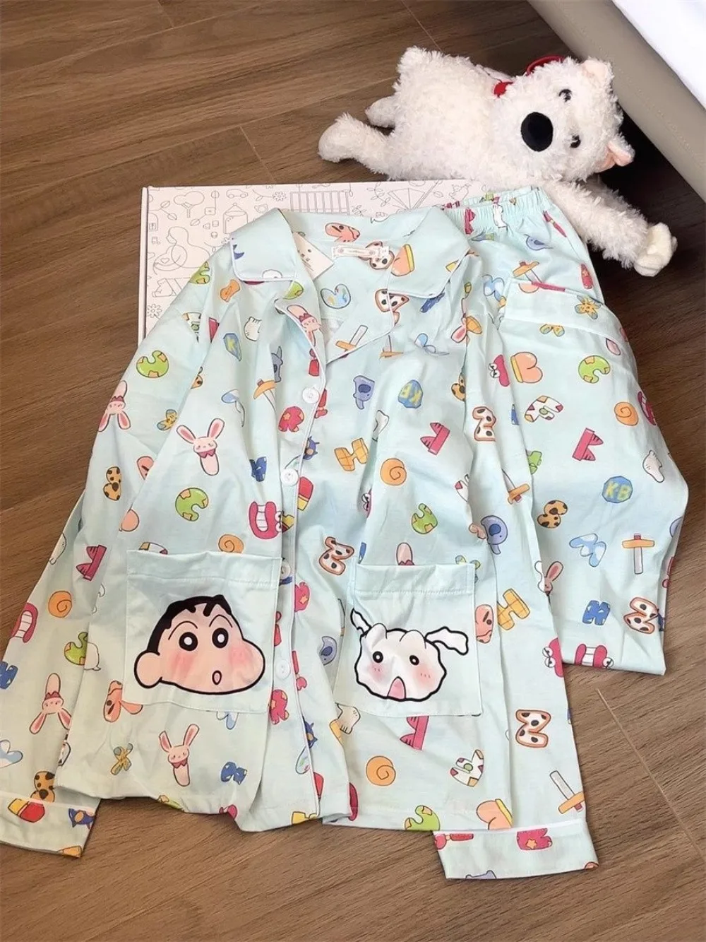 

Kawaii Crayon Shin Chan Пижамы Симпатичные студенческие брюки с длинными рукавами Мультяшная домашняя одежда с нагрудным ковриком Пижама из двух предметов Подарочный комплект