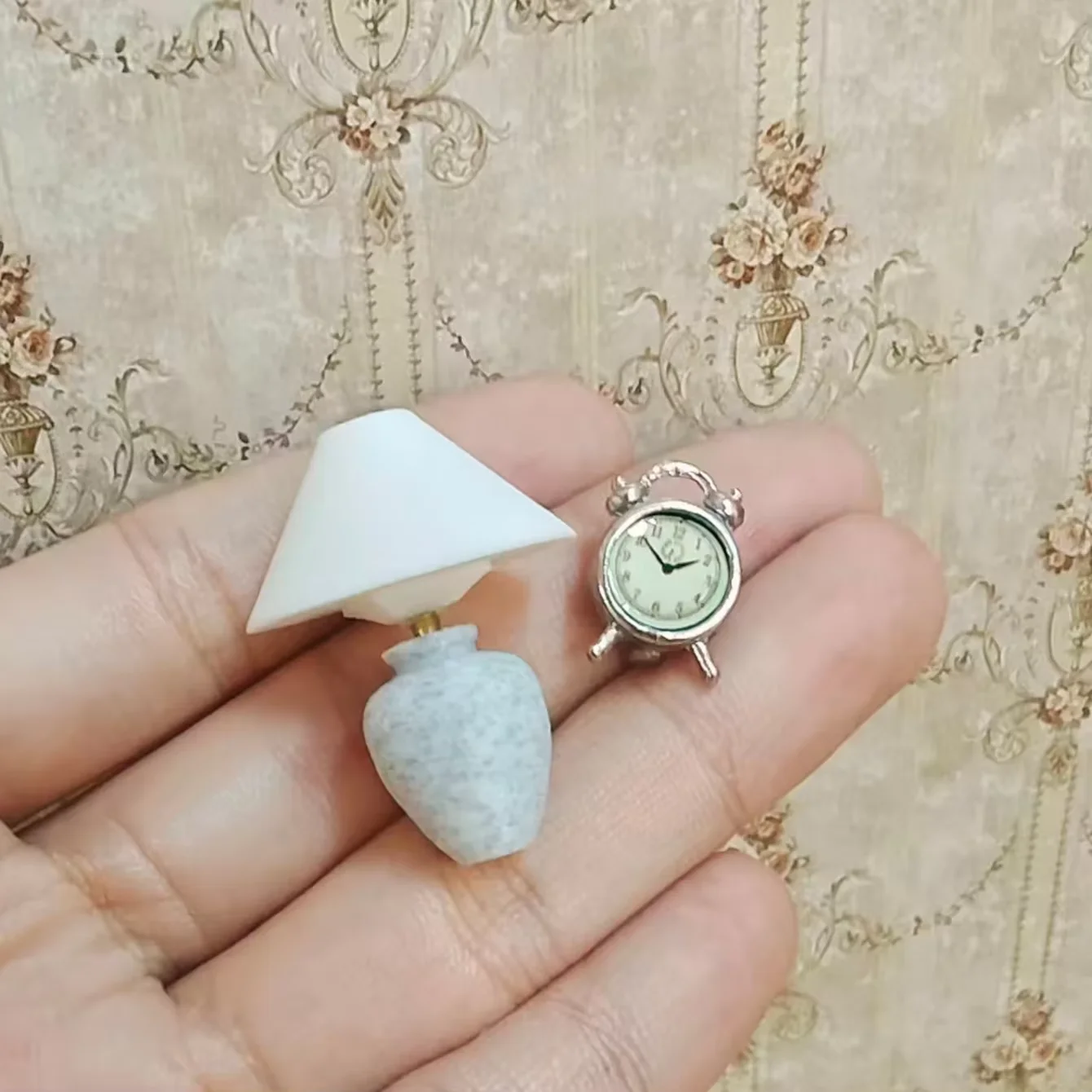 Mini Desk Lamp Alarm Clock Set with Random Dials, 1:12 Scale Miniature Home Scene Decoration Accessories