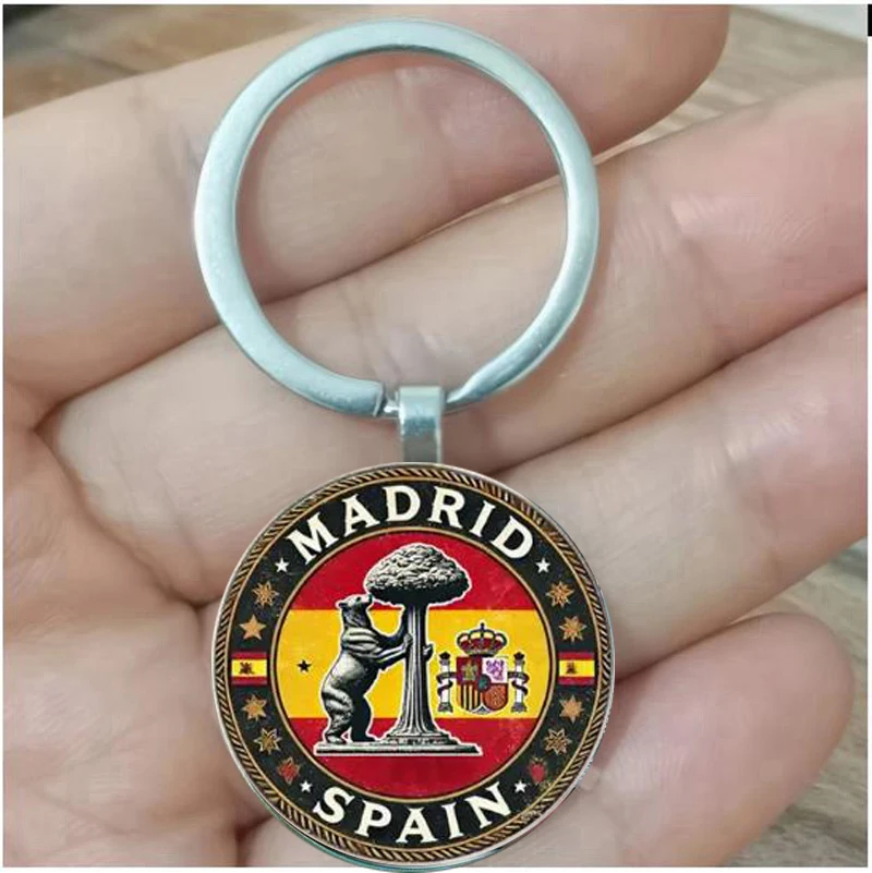 Diseño retro en Madrid, España, colores de la bandera española, recuerdos, regalos de cumpleaños y festivos.