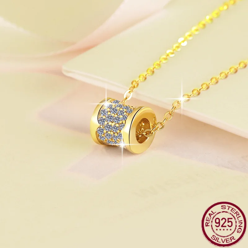 

New moissanite pendant necklace, elegant and fashionable versatile jewelry, light luxury design necklace, wedding jewelry.