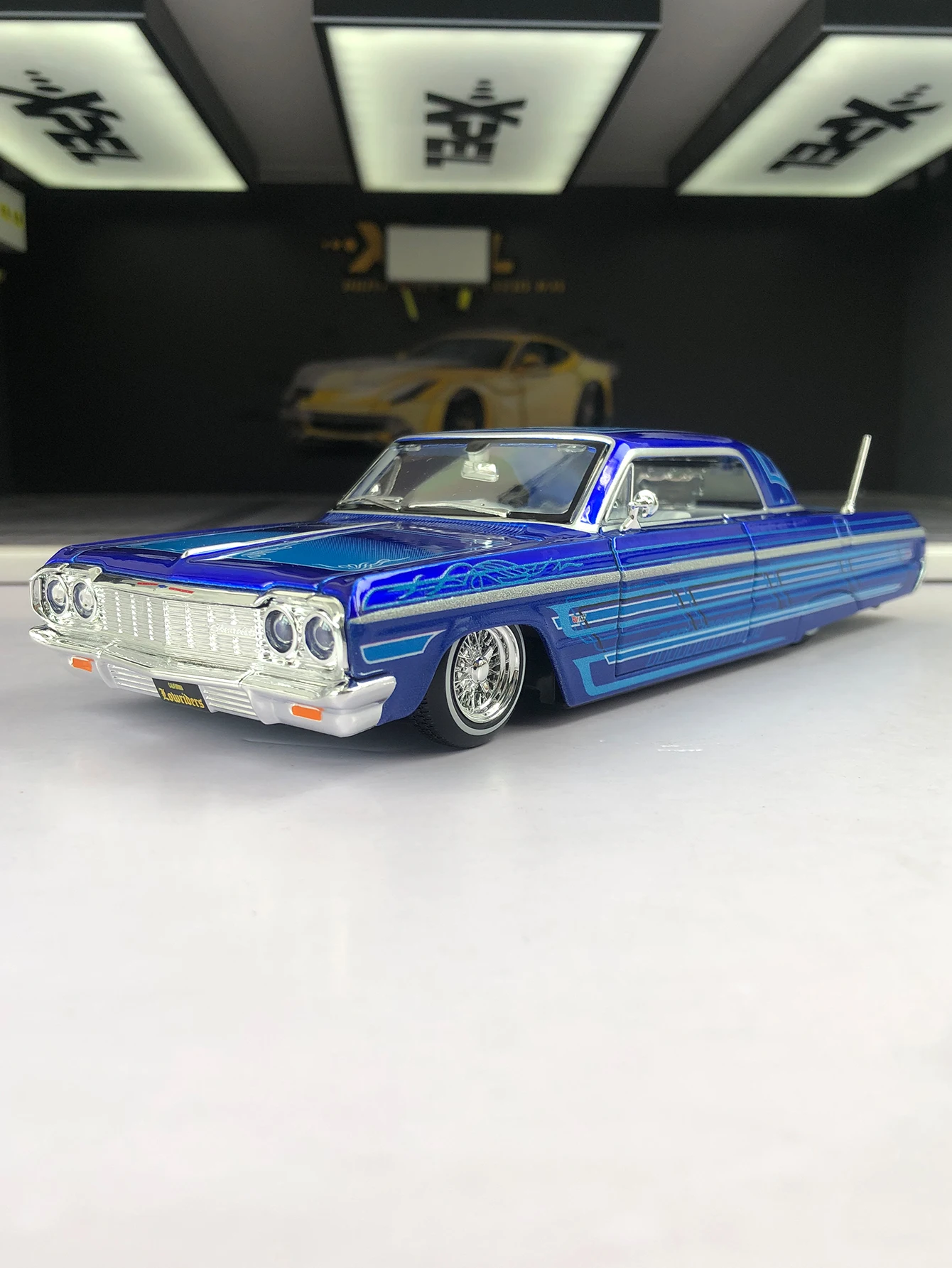 

Maisto 1:26 simulated zinc alloy1964 Chevrolet lmpala SS model car, static ornament, metal collectible gift car