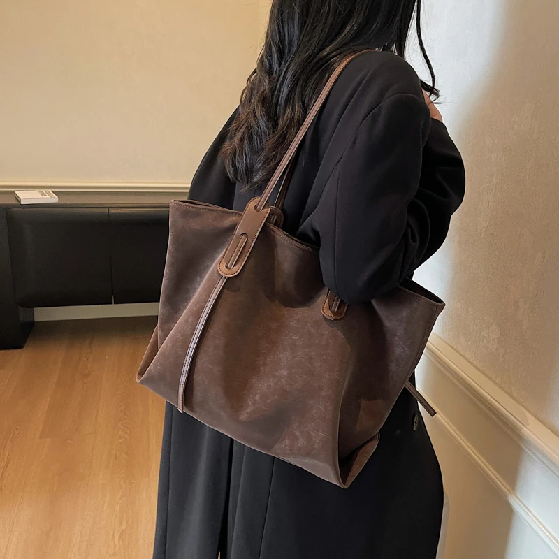 الخريف الشتاء موضة الصلبة بولي PU سعة كبيرة حمل الحقائب للنساء 2026 رائجة البيع بسيطة تنوعا ركاب حقائب كتف حلوة