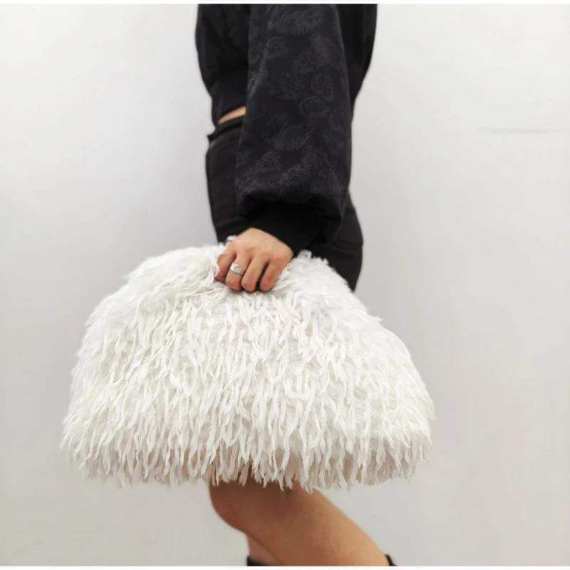 Lange, lockige, flauschige Kunstfell-Clutch-Tasche, Damen-Handtasche mit plissierter Wolken-Plüsch-Textur für Party, Hochzeit, elegante Abendtasche, Herbst-Winter – Detail 6