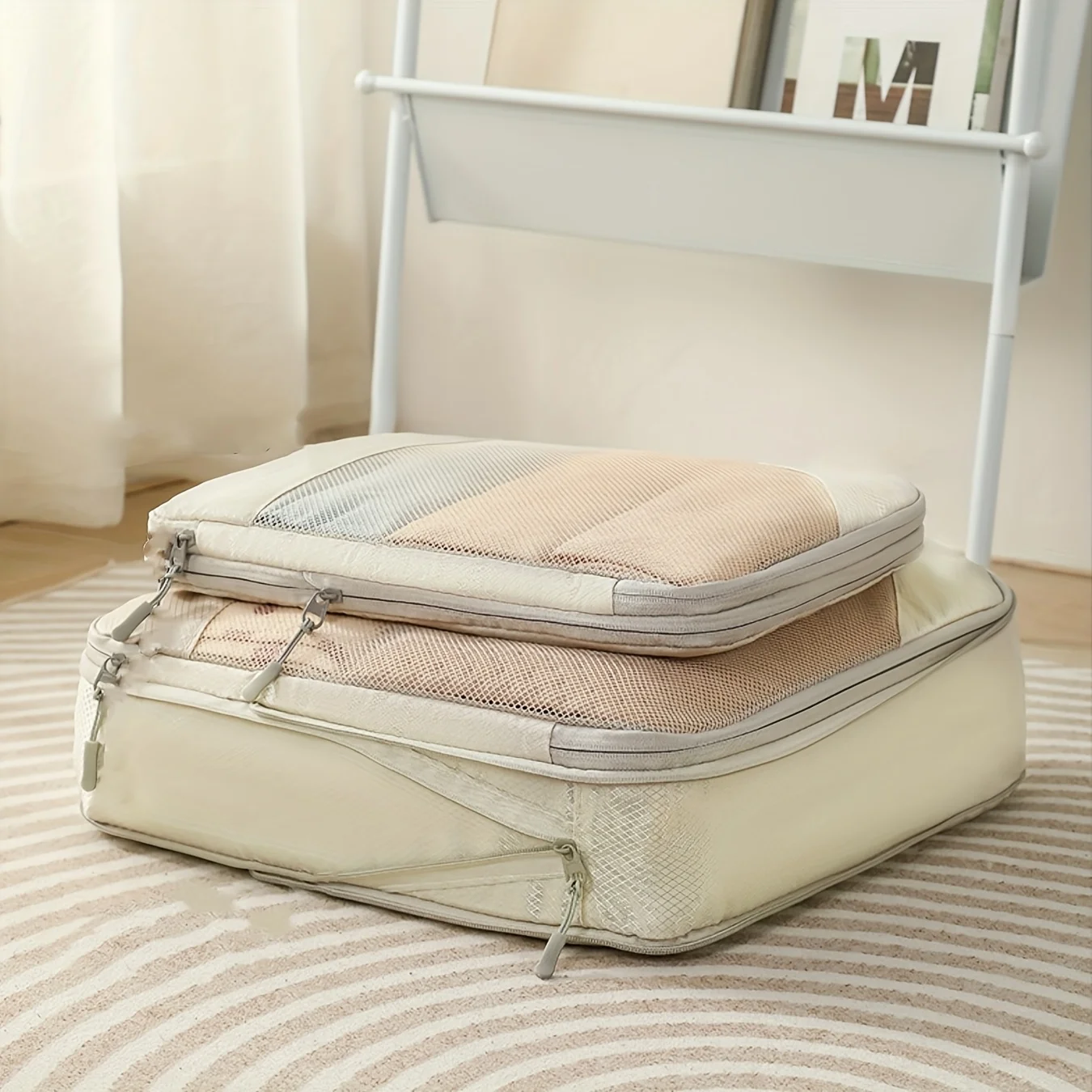 Mesh Expandable Storage Bag, Featuring a Compressible and Expandable Design, Can Save Storage Space: Can Be Used to Organize Clothes When Traveling, and Can Store Miscellaneous Items at Home. the Mesh Material Allows for Easy Identification of Items, and Comes in Multiple Sizes to Suit Different Storage Needs, Making It a Practical Storage Solution for Travelers and Renters Looking to Save Space.