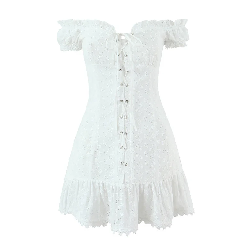 2026 Frühling Neuerscheinung Modisches Trendiges Sexy Petite Weißes 'First Love' Cut-out Stickerei-Lochstickerei Schnür-Kurzarmkleid