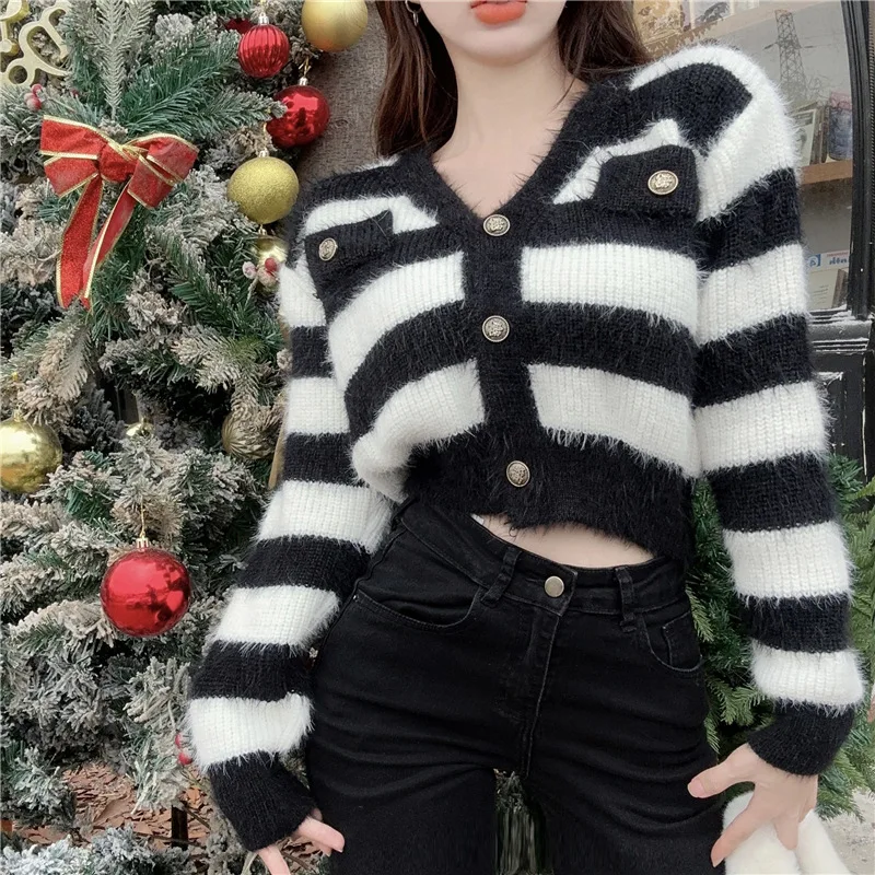 เสื้อคาร์ดิแกนแขนยาวลายทางขาวดำ กลิ่นอายความหอมอ่อนๆ สำหรับผู้หญิง ฤดูใบไม้ร่วง ฤดูหนาว คอวี ถักด้วยขนนก สไตล์อเนกประสงค์ เหมาะสำหรับใส่ทำงาน