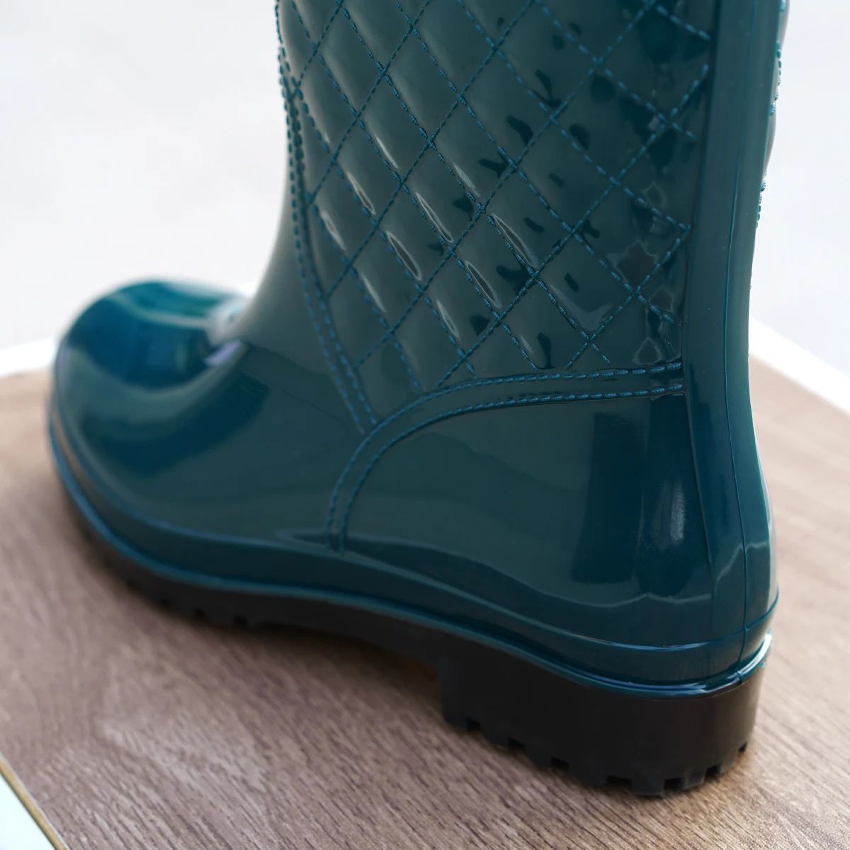 Modische und minimalistische Damen-Regenstiefel mit Kordelzug und engem Schaft, wasserdicht und rutschfest für die Arbeit im Freien. – Detail 2
