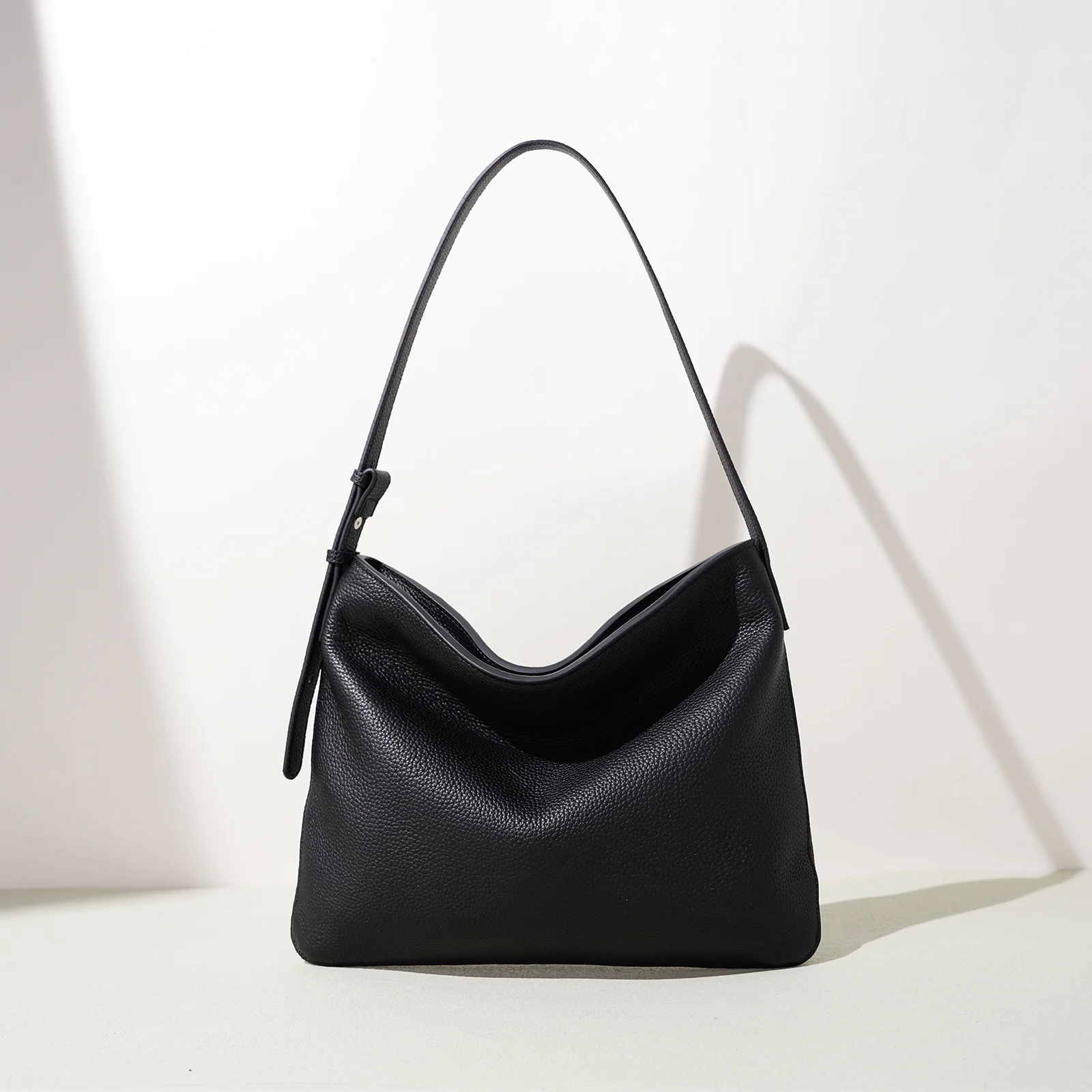 

2026 Spring Fashion Retro Top Layer Cowhide Leather Shoulder Bag Lady Simple Commuter Crossbody Bag Versatile Design Tote Bags