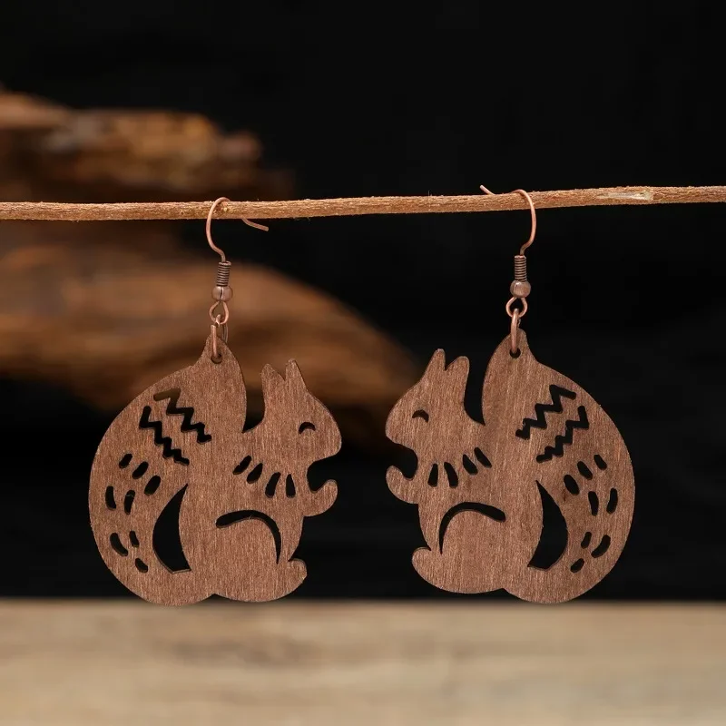 Fashion Wooden Hollowed Cute Mini Squirrel Leave Pinecone Dangle Earrings Simple Vintage Thanksgiving Festival Earring for Women