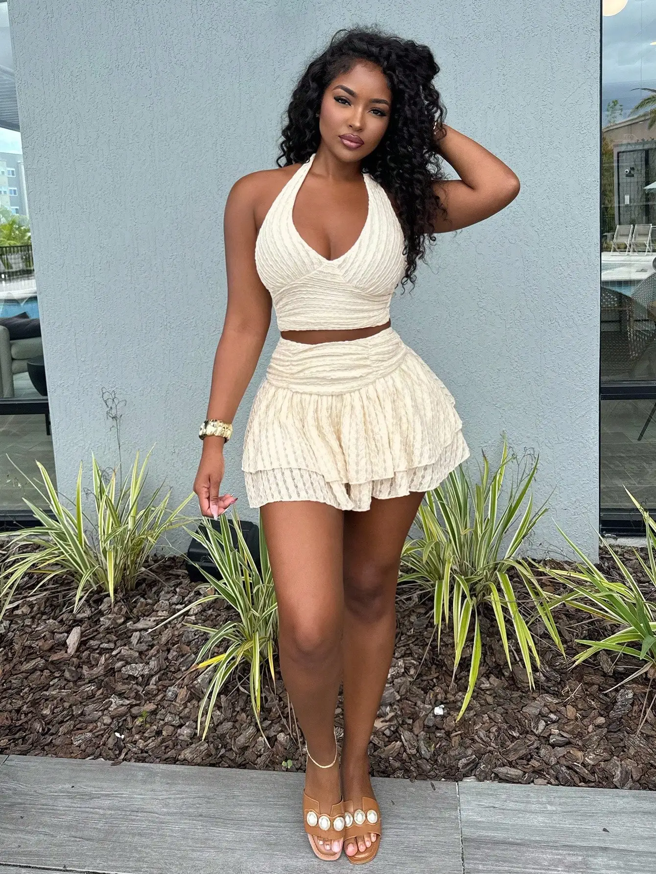 

Бежевый текстурированный укороченный топ с V-образным вырезом и бретельками-халтер, а также двухслойная расклешенная мини-юбка — комплект из 2 предметов для отдыха на курорте
