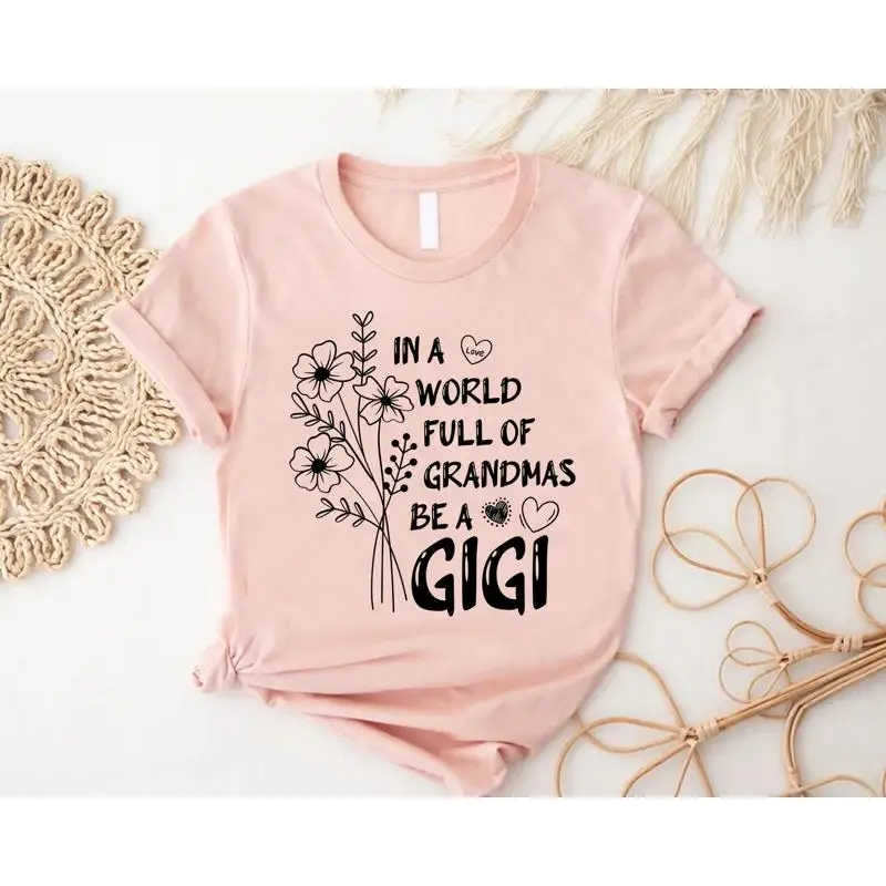 

Футболка In A World Full Of Grandmas Be Gigi с полевым цветком, забавная бабушка, милый новый день матери