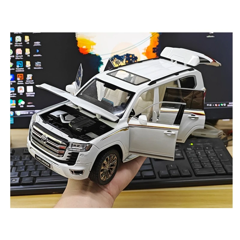 

Масштабная модель внедорожника Toyota Land Cruiser LC300 1:18, литая из металлического сплава, со звуком и светом, коллекционная, детская игрушка, подарок