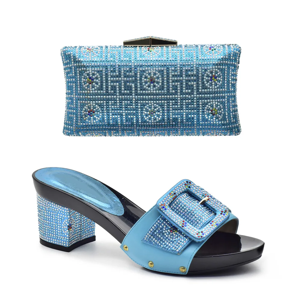 

With hot diamond high-heeled sandals buckle decoration, you can wear rhinestone clutch bag set, fashionable shoes and bags.