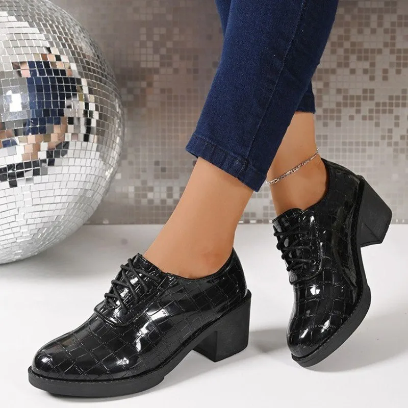 الدانتيل متابعة المتسكعون للنساء 2025 ربيع جديد النمط البريطاني فستان عالية الكعب المرأة مضخة براءات الاختراع والجلود الرقص حذا فردي للسيدات