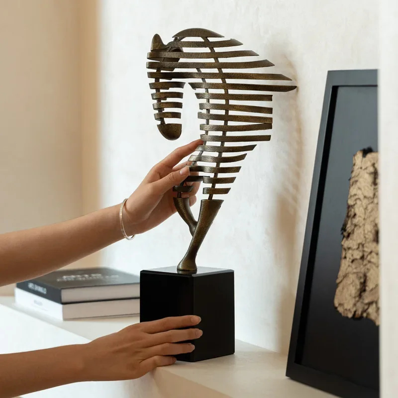 Premium sense retro old abstract hollow horse head decoration, model room entrance study table top pendulum