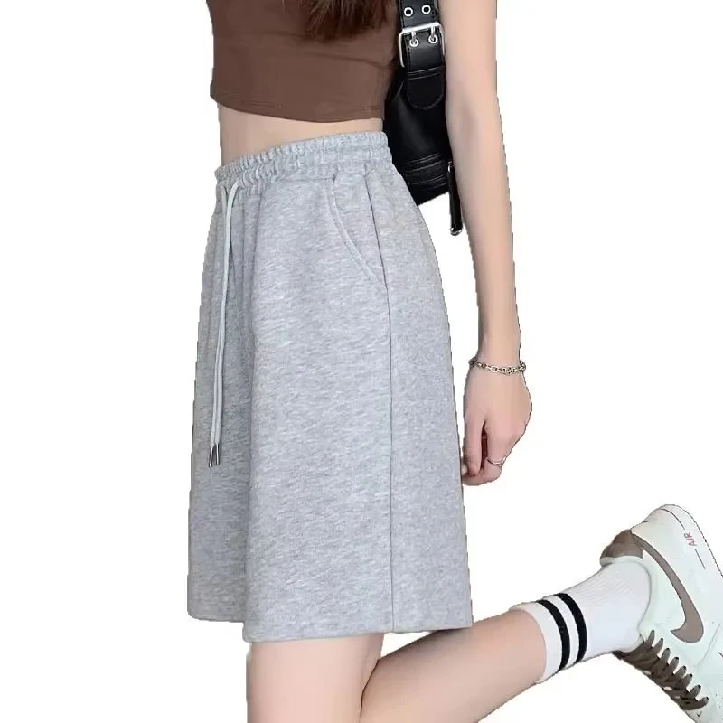 شورت كابري نسائي خفيف الوزن، فضفاض، رمادي كاجوال واسع الساق، قطن خالص، لون خالص، جودة عالية.