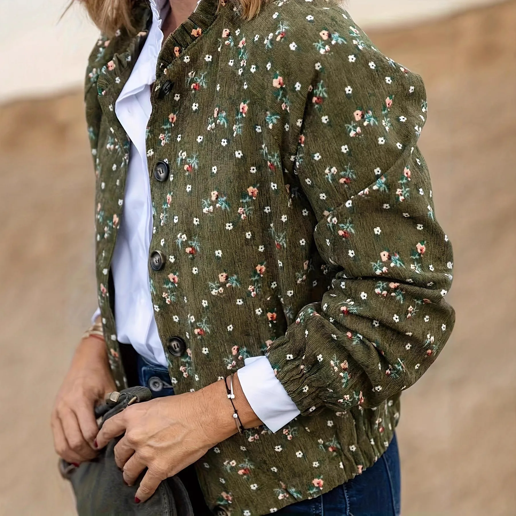 

Повседневная куртка в стиле ретро с круглым вырезом, мелким цветочным принтом, узким воротником и эластичным низом.