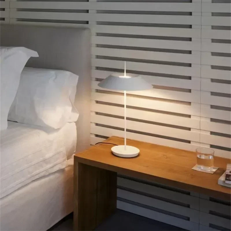 Modern Italian Luxury Black Gold Metal Floor Lamp Nordic Bedside for Bedroom Study Desk Living Room Hotel Home Decor 2026