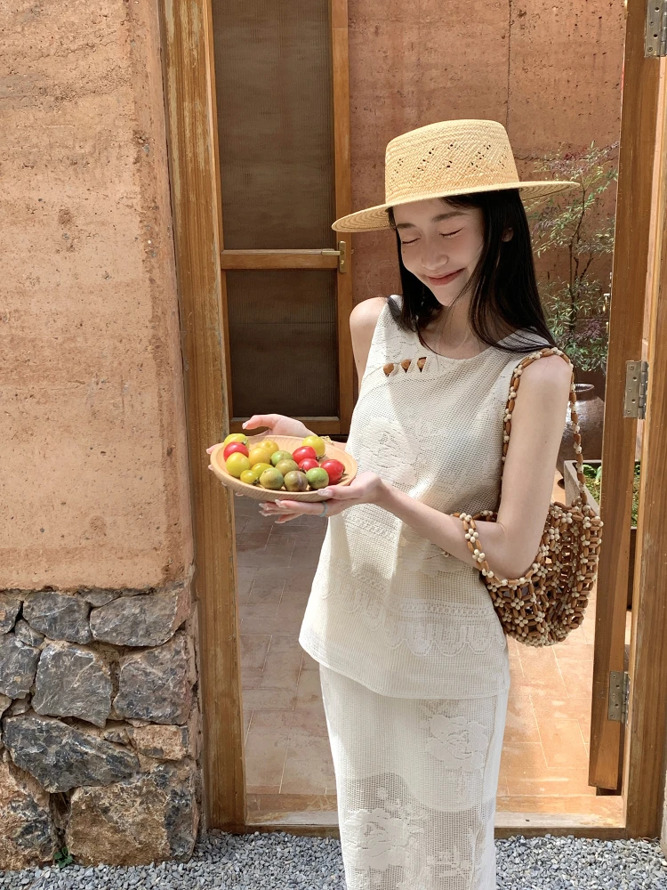 

Летний женский комплект из двух предметов: хлопковый топ с кружевом и деревянными бусинами, а также цветочный узор, бежевый, модный, стройнящий силуэт