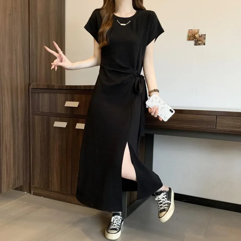 Entworfenes, tailliertes, geschlitztes Kleid, lockeres, schlankmachendes T-Shirt, langer Rock 2026