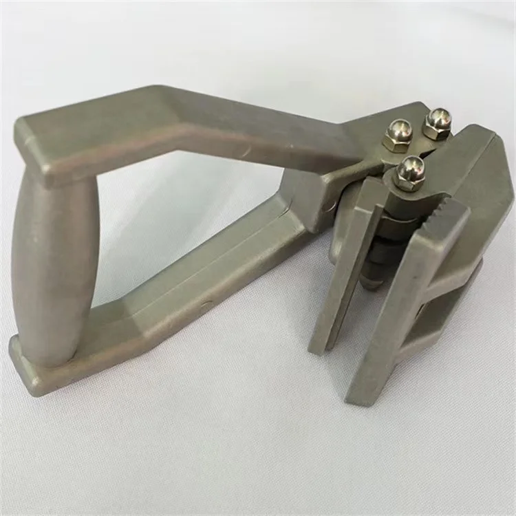 Carpet puller jaw clip for automatic installation or removal