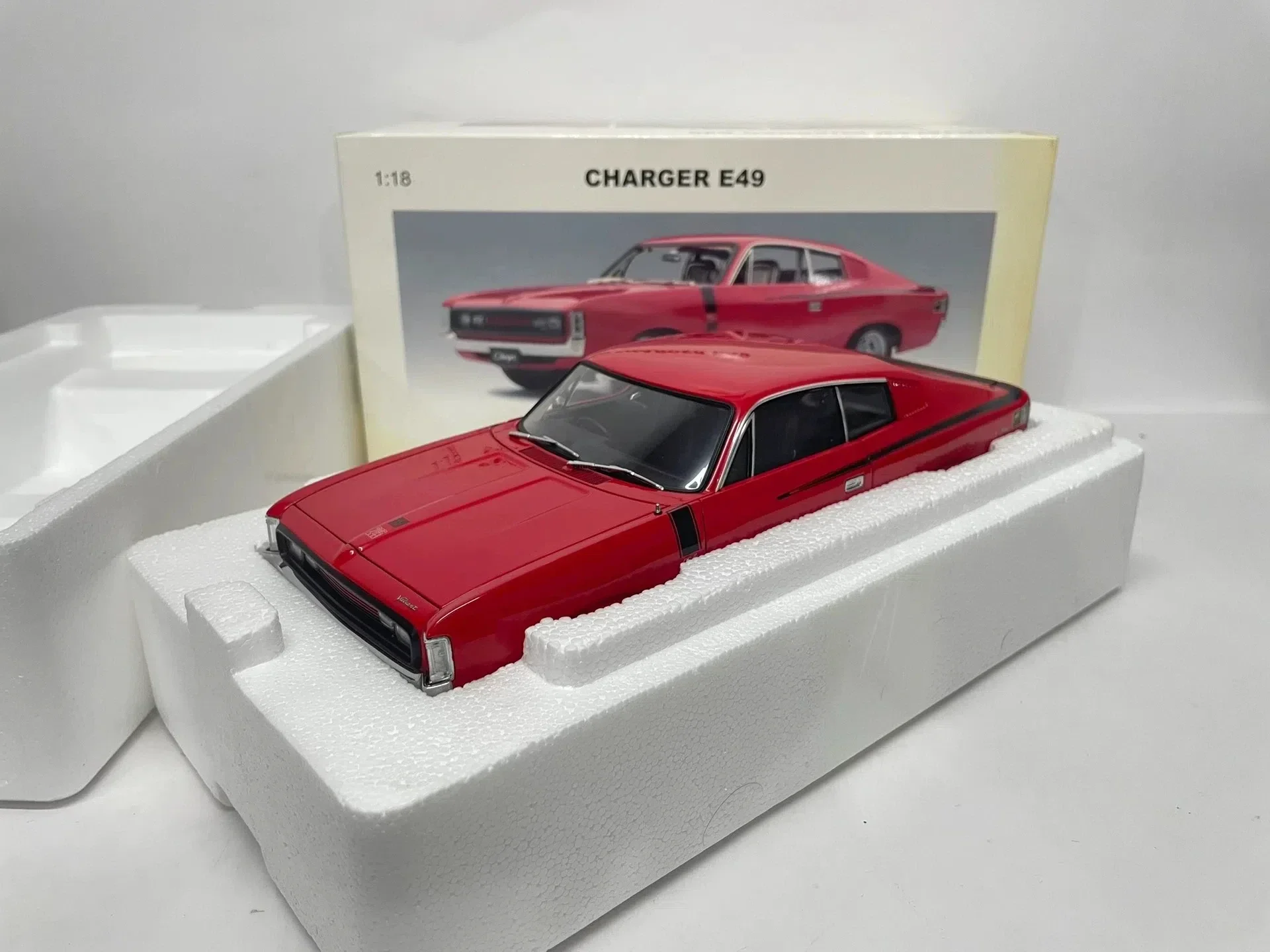 

Модель автомобиля Autoart 1:18 Charger E49, красная, имитационная, лимитированная серия, полностью открывающаяся, из металлического сплава, статическая, игрушка-подарок