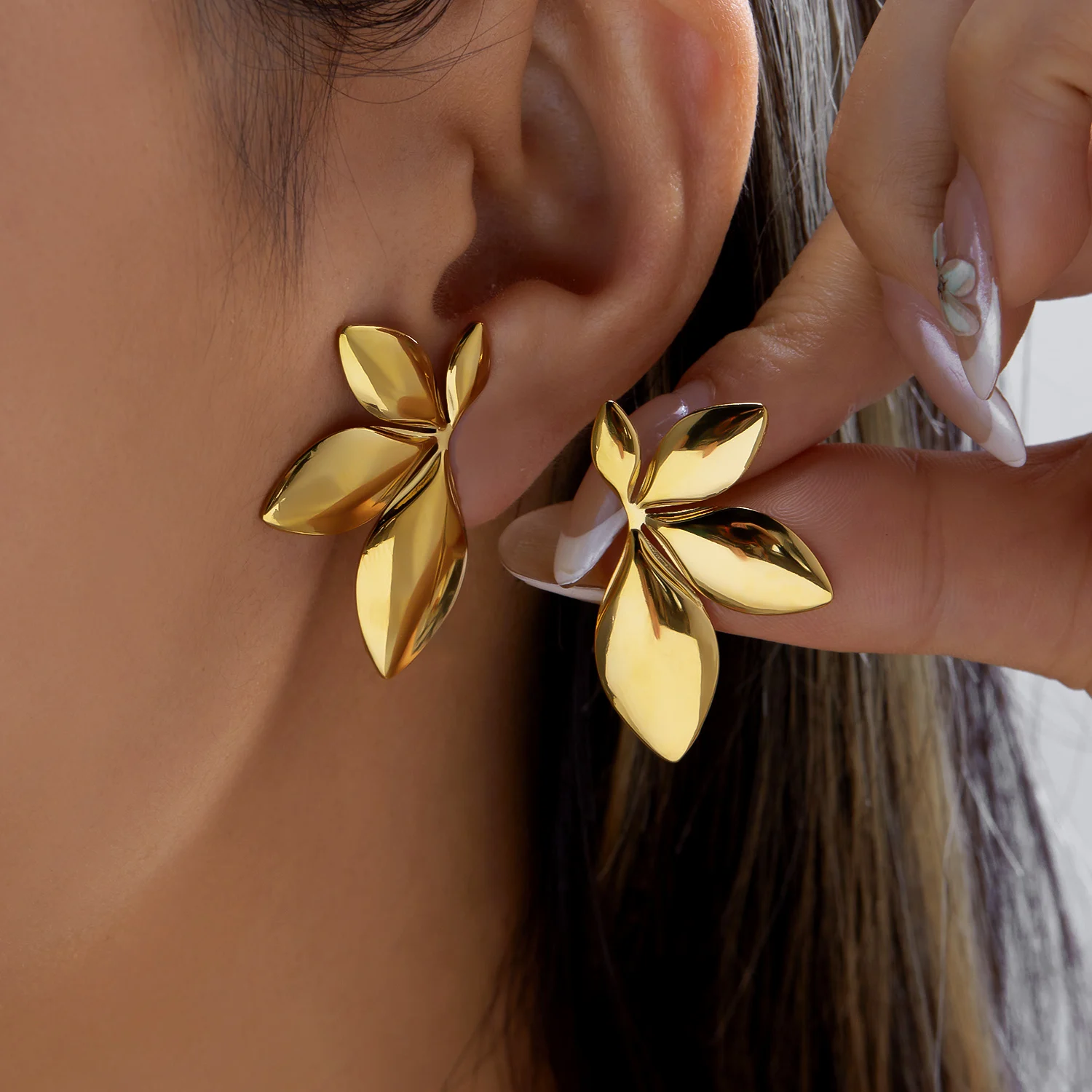 Modische Edelstahl-Blätter-Blumen-Ohrstecker für Damen Vintage Goldfarben Metall-Blütenblatt-Ohrringe Wasserfester Schmuck – Detail 1