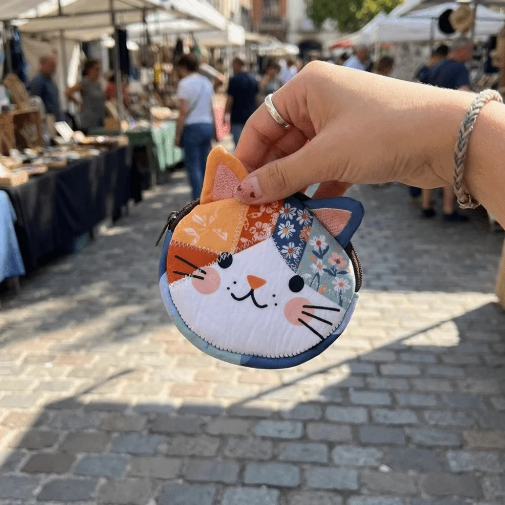 

Портативный кошелек-монетница в стиле пэчворк с молнией, милым узором и изображением кошки, маленький размер, большая вместимость, пенал для канцелярии, школьный.