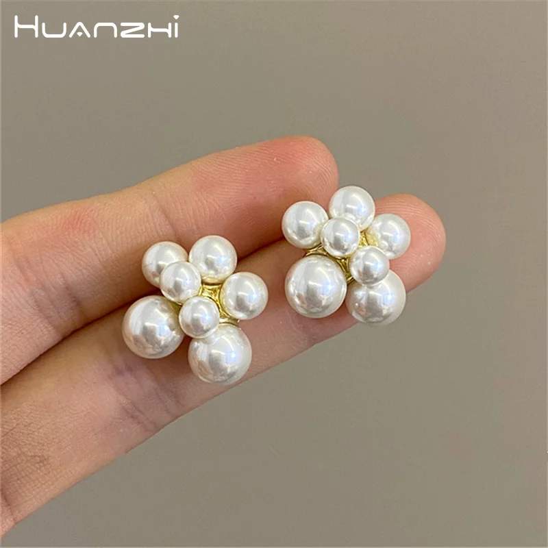 HUANZHI imitazione perle orecchini a forma di fiore per le donne ragazza francese moda matrimonio OL Chic gioielli eleganti regali 2023 nuovo